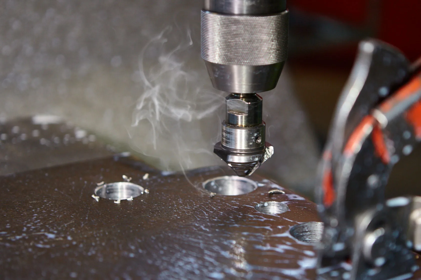 Lavorazioni CNC di precisione TURCHI Lavorazione CNC di precisione su componenti in acciaio per battipali TURCHI — fresa industriale in azione