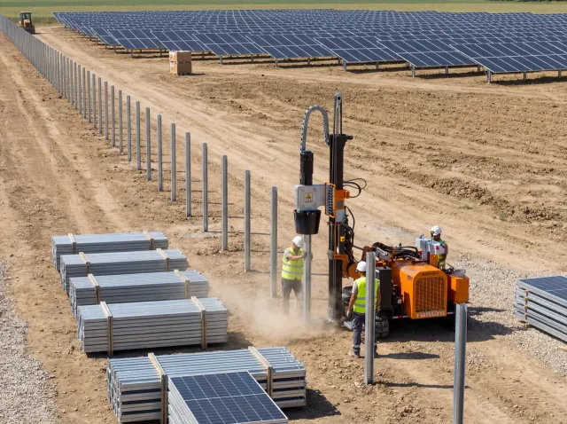 Battipalo TURCHI 300F durante l'infissione di pali H su un cantiere fotovoltaico