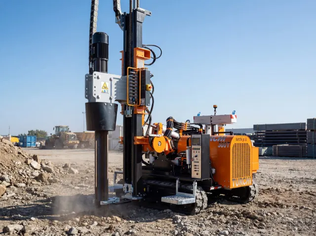 Colonna di un battipalo TURCHI 300F allineata in verticale durante l'infissione di un palo