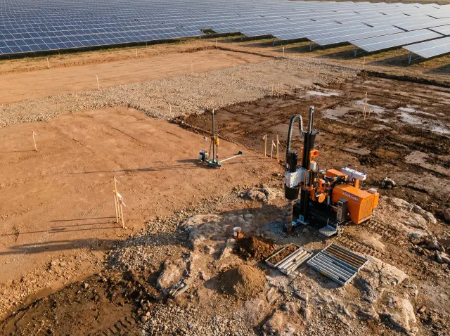 Battipalo TURCHI 300F durante l'infissione di pali su un terreno per impianto fotovoltaico