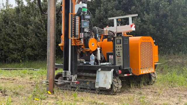 Battipalo semovente TURCHI 300F in cantiere durante l'infissione di un palo