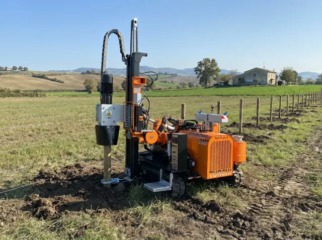 Battipalo TURCHI 300F durante l'infissione di un palo in campo aperto