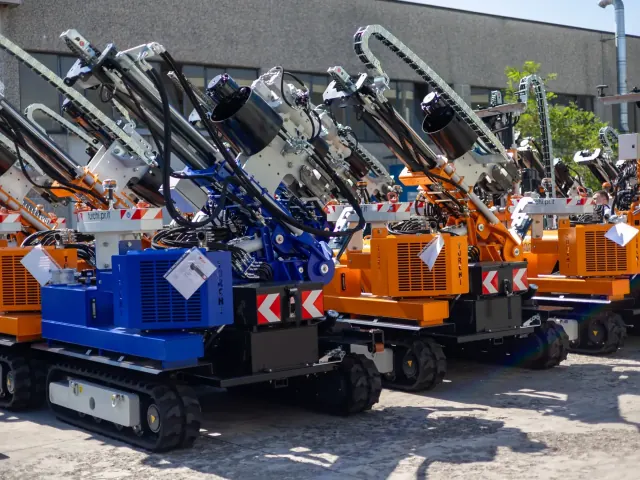 Gamma di battipali TURCHI schierata nel piazzale dello stabilimento
