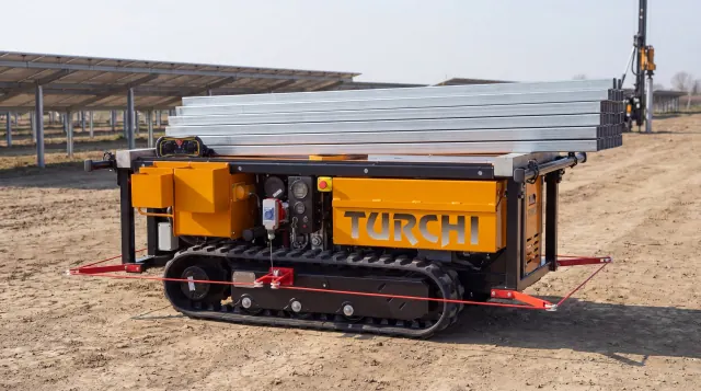 Carretto portapali TURCHI carico di profili in acciaio su un cantiere fotovoltaico