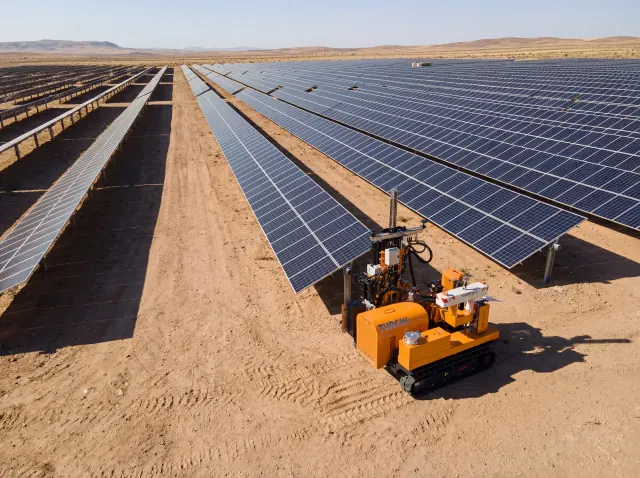 Battipalo TURCHI 300F durante l'infissione di pali su un impianto a terra
