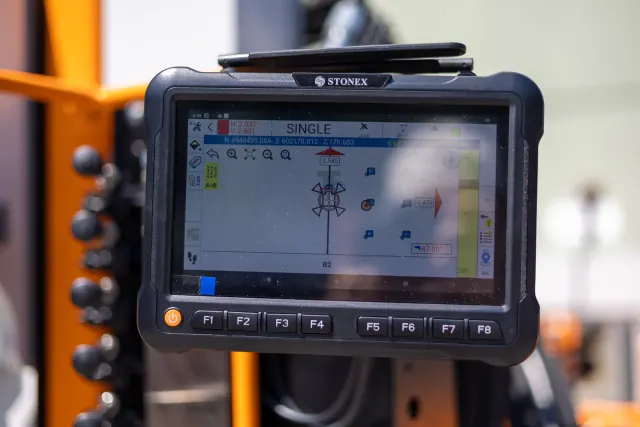 Display GNSS Stonex del battipalo TURCHI con la schermata di posizionamento del palo